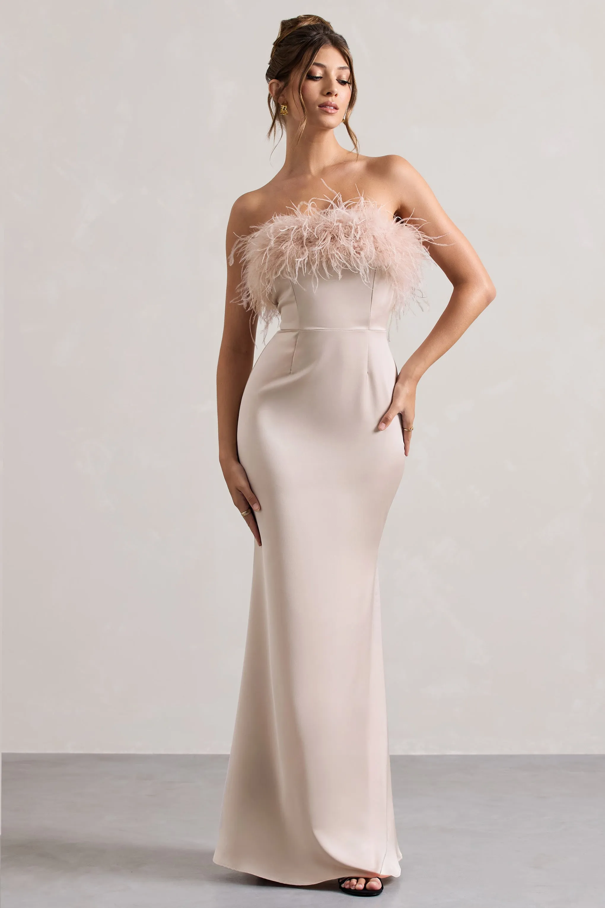 Dress For It | Robe longue en satin couleur champagne sans bretelles bordure de plumes