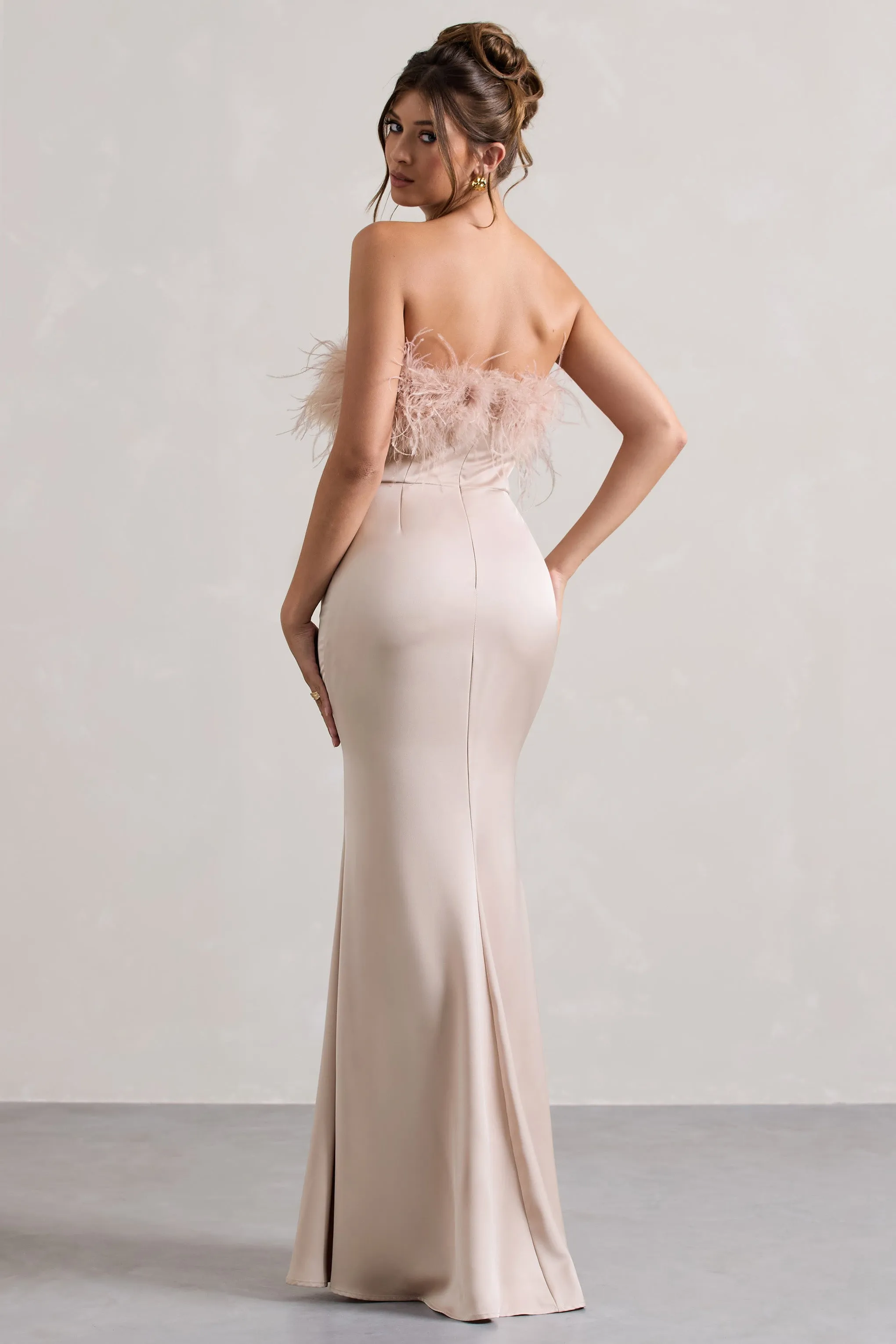 Dress For It | Robe longue en satin couleur champagne sans bretelles bordure de plumes