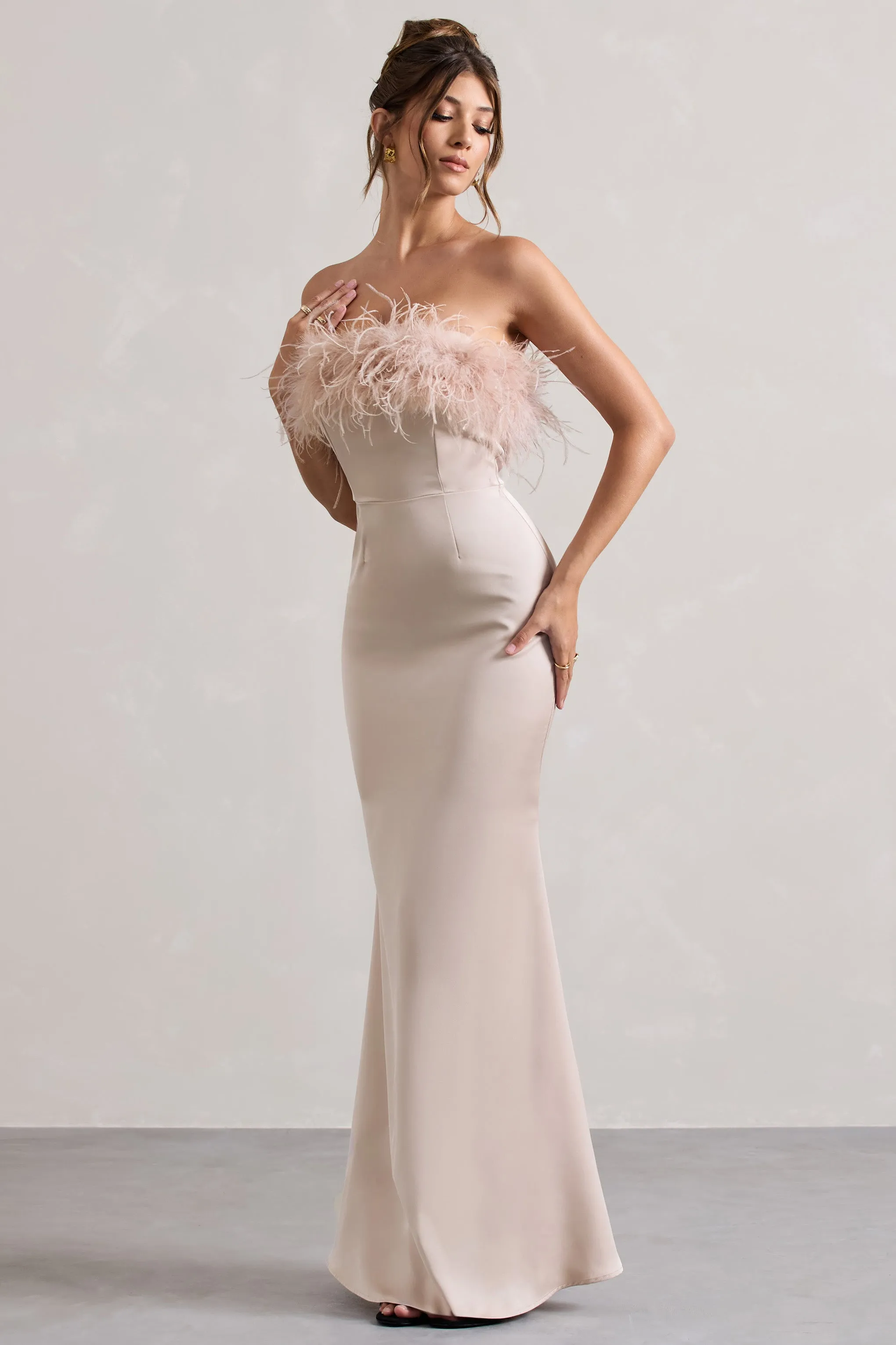 Dress For It | Robe longue en satin couleur champagne sans bretelles bordure de plumes